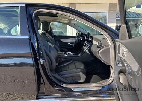 2016 Mercedes-Benz C 300 4Matic из США, поврежденный, VIN 55SWF4KB4GU108114